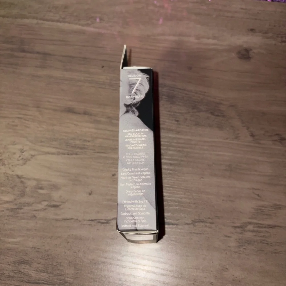 KISS Marilyn Monroe Pink White Glam Press On Nails Short 28ct w/ Glue NIP - Picture 6 of 7